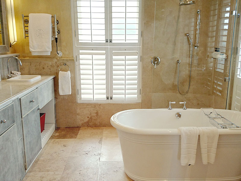 Wale und weiße Löwen 12 Birkenhead House Blick auf das Luxus-Badezimmer