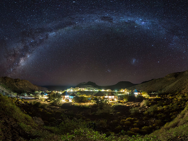 Wale und weiße Löwen 8 Dwyka Lodge Wunderschöne Aussicht bei Nacht